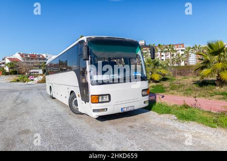 Antalya, Türkei - 18. Januar 2020: Türkischer Bus auf einer Straße in Antalya Stockfoto