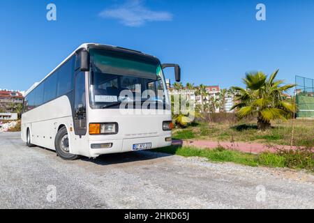 Antalya, Türkei - 18. Januar 2020: Türkischer Bus auf einer Straße in Antalya Stockfoto