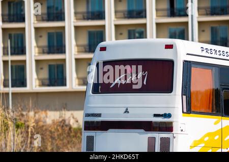 Antalya, Türkei - 18. Januar 2020: Türkischer Bus auf einer Straße in Antalya Stockfoto