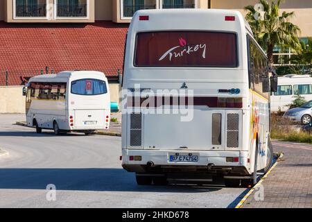 Antalya, Türkei - 18. Januar 2020: Türkischer Bus auf einer Straße in Antalya Stockfoto