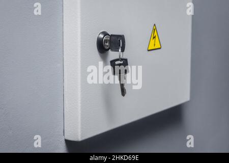 Geben Sie das Schloss des Netzanschlusskastens ein, und achten Sie auf Hochspannung an der Wand. Stockfoto