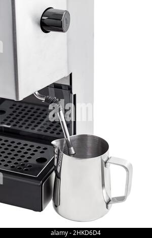 Krug mit einem Dampfgarer einer professionellen Kaffeemaschine aus Stahl und einem schwarzen Ventil für die Dampfversorgung, Utensilien für die Zubereitung von Kaffee Stockfoto