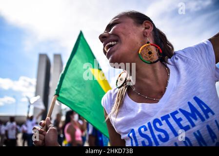 Brasília, DF - 03.02.2022: ONGS E FAMILIARES DE PRESOS FAZEM PROTESTO - an diesem Donnerstag (03) haben Familienmitglieder von Häftlingen in Praça dos Três Poderes einen Protest abgehalten, um bessere Bedingungen für die Häftlinge zu fordern. Auf dem Foto ein Protestler mit brasilianischer Flagge vor dem Nationalkongress. (Foto: Antonio Molina/Fotoarena) Stockfoto