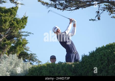 Pebble Beach, USA. 03rd. Februar 2022. Maverick McNealy, zieht in der ersten Runde des AT&T Pro-am PGA Tour Golfereignisses im Monterey Peninsula, Kalifornien, USA den 11th. Platz ab.Quelle: Motofoto/Alamy Live News Stockfoto