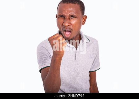 Wütender erwachsener Mann, der seine Faust isoliert auf weißem Hintergrund hebt. Stockfoto