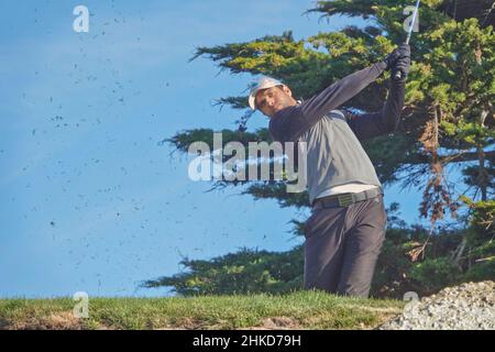 Pebble Beach, USA. 03rd. Februar 2022. Aaron Rai (UK) schlägt im Monterey Peninsula Club während der ersten Runde des AT&T Pro-am PGA Tour Golfereignisses ab Monterey Peninsula, California, USA Kredit: Motofoto/Alamy Live News Stockfoto