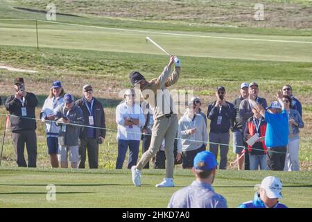 Pebble Beach, USA. 03rd. Februar 2022. Mookie Betts spielt im Monterey Peninsula Club während der ersten Runde des AT&T Pro-am PGA Tour Golfereignisses Monterey Peninsula, California, USA Credit: Motofoto/Alamy Live News Stockfoto