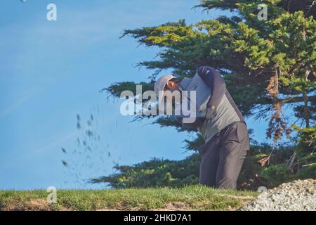 Pebble Beach, USA. 03rd. Februar 2022. Aaron Rai (UK) schlägt im Monterey Peninsula Club während der ersten Runde des AT&T Pro-am PGA Tour Golfereignisses ab Monterey Peninsula, California, USA Kredit: Motofoto/Alamy Live News Stockfoto