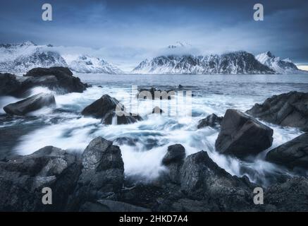 Strand mit Steinen im Meer, blauer Himmel mit Wolken Stockfoto