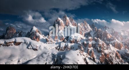 Wunderschöne Berggipfel im Winter bei Sonnenuntergang im Schnee Stockfoto