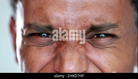 Person Gefühl Ekel Emotion, afrikanischen Mann Grimacing in Abneigung. Schwarzer Kerl mag Nahaufnahme Gesicht Stockfoto