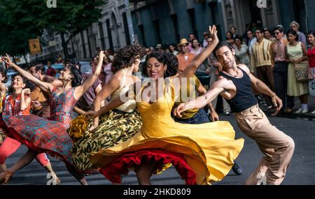 West Side Story (2021) unter der Regie von Steven Spielberg und mit Ariana DeBose als Anita und David Alvarez als Bernardo. Eine Adaption des Musicals West Side Story aus dem Jahr 1957 untersucht verbotene Liebe und die Rivalität zwischen den Jets und den Sharks, zwei Teenagerbanden unterschiedlicher ethnischer Herkunft. Stockfoto