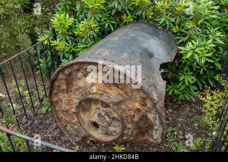 Überreste einer springenden Bombe auf dem Gelände des Petwood Hotel, dem Heimstadion der legendären 617 „Dambusters“ Squadron im Jahr WW2, Woodhall Spa, Lincolnshire, Großbritannien. Stockfoto