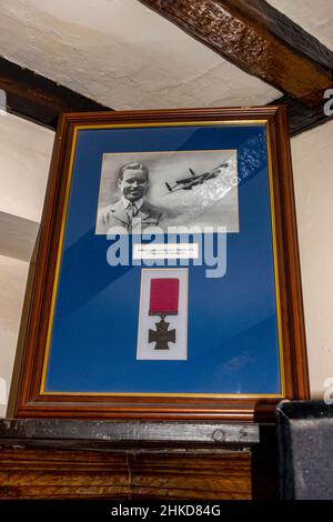 Victoria Cross* von Guy Gibson VC in der Squadron Bar des Petwood Hotel, Woodhall Spa, Lincolnshire, Großbritannien.(*IMPT: SIEHE ANMERKUNGEN) Stockfoto