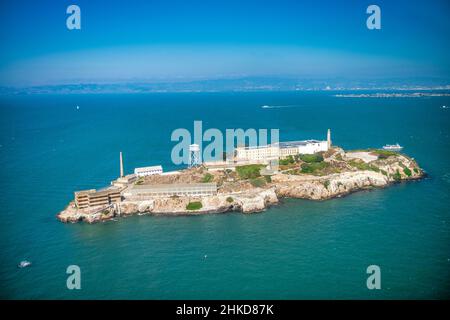 Alcatraz Island and Prison, Luftaufnahme aus dem Hubschrauber an einem klaren, sonnigen Tag Stockfoto