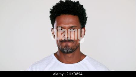 Verdächtiger schwarzer afrikanischer Mann reagiert auf die Kamera. Portrait Kerl reagiert mit Überraschung Stockfoto