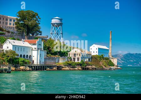 Alcatraz Island and Prison, Blick vom Meer an einem klaren, sonnigen Tag Stockfoto