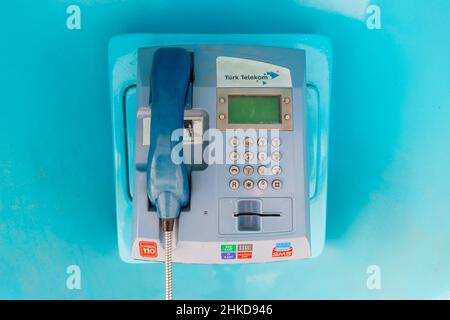 Antalya, Türkei - 18. Januar 2020: Tuerk telekom Telefonzelle in Antalya, Türkei. Stockfoto