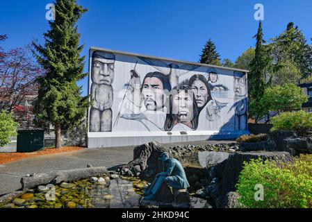 Wandgemälde des einheimischen Erbes des Künstlers Paul Ygartua, Chemainus, British Columbia, Kanada Stockfoto
