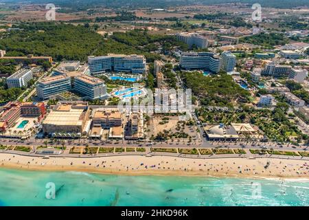 Luftbild, Swimmingpool in den Hipillas Gran Playa de Palma und Playa de Palma Palace, Strandleben mit Strohschirmen, Parc Lläut, Las Maravillas, Palma Stockfoto