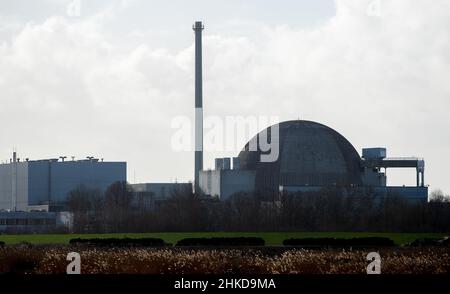 Stadland, Deutschland. 02nd. Februar 2022. Das Kernkraftwerk Unterweser (KKU), das bereits stillgelegt wurde und seit 2018 abgebaut wird, befindet sich in der Nähe des Dorfes Kleinensiel an der Weser. Quelle: Hauke-Christian Dittrich/dpa/Alamy Live News Stockfoto