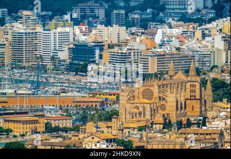 Luftaufnahme, Santa Iglesia Catedral de Mallorca Kirche, Palma Kathedrale, Puerto de Palma, Hafen von Palma im Hintergrund, Palma, Mallorca, Balearen ist Stockfoto