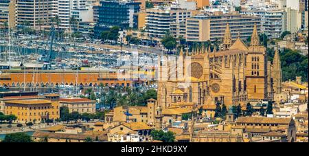 Luftaufnahme, Santa Iglesia Catedral de Mallorca Kirche, Palma Kathedrale, Puerto de Palma, Hafen von Palma im Hintergrund, Palma, Mallorca, Balearen ist Stockfoto