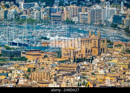 Luftaufnahme, Santa Iglesia Catedral de Mallorca Kirche, Palma Kathedrale, Puerto de Palma, Hafen von Palma im Hintergrund, Palma, Mallorca, Balearen ist Stockfoto