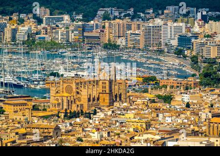 Luftaufnahme, Santa Iglesia Catedral de Mallorca Kirche, Palma Kathedrale, Puerto de Palma, Hafen von Palma im Hintergrund, Palma, Mallorca, Balearen ist Stockfoto