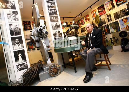 ISTANBUL, TÜRKEI - JANUAR 4: Berühmter türkischer Produzent, Regisseur und Drehbuchautor Turker Inanoglu Portrait am 4. Januar 2011 in Istanbul, Türkei. 1997 ist er Ehrenpräsident des SESAM. Stockfoto