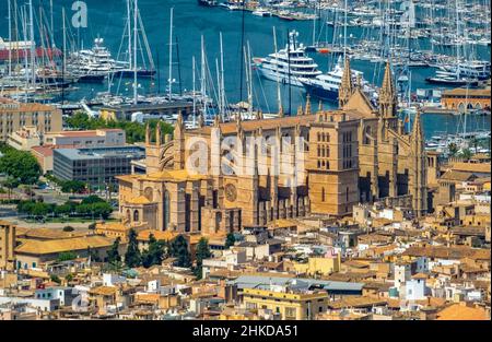 Luftaufnahme, Santa Iglesia Catedral de Mallorca Kirche, Palma Kathedrale, Puerto de Palma, Hafen von Palma im Hintergrund, Palma, Mallorca, Balearen ist Stockfoto