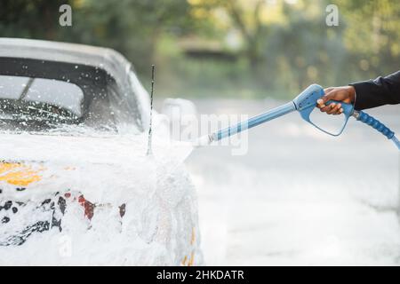 Auto in Schaum. Auto bekommt eine Waschanlage mit Seife