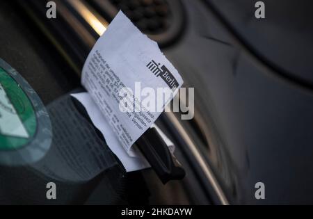 Berlin, Deutschland. 03rd. Februar 2022. Hinter dem Scheibenwischer eines Autos steckt ein Parkschein. Quelle: Paul Zinken/dpa/Alamy Live News Stockfoto