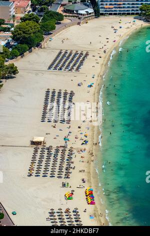 Luftbild, Sandstrand Playa de Palmanova, Strandleben und Sonnenbaden mit Strohschirmen aufgereiht, bunte Kinder-Wasserboote mit Rutsche, Palm Stockfoto