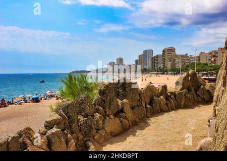 Die schöne Stadt Platja d'Aro (Girona), eines der beliebtesten Touristenorte im Herzen der Costa Brava, Spanien Stockfoto