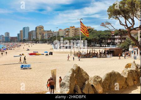 Die schöne Stadt Platja d'Aro (Girona), eines der beliebtesten Touristenorte im Herzen der Costa Brava, Spanien Stockfoto