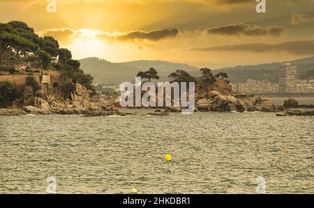 Die schöne Stadt Platja d'Aro (Girona), eines der beliebtesten Touristenorte im Herzen der Costa Brava, Spanien Stockfoto