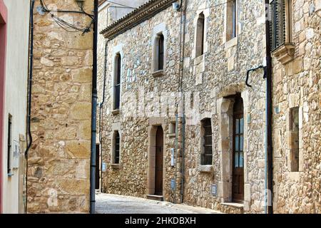 Mittelalterliche Burg von Benedormiens, im Weiler Castell'd'aro, die seit 1041 die Bewohner vor Feinden schützte Stockfoto