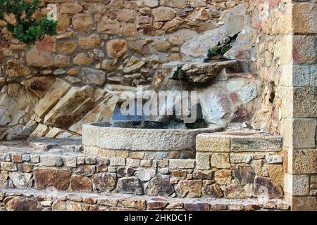 Mittelalterliche Burg von Benedormiens, im Weiler Castell'd'aro, die seit 1041 die Bewohner vor Feinden schützte Stockfoto