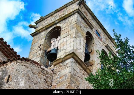 Mittelalterliche Burg von Benedormiens, im Weiler Castell'd'aro, die seit 1041 die Bewohner vor Feinden schützte Stockfoto