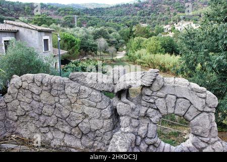 Mittelalterliche Burg von Benedormiens, im Weiler Castell'd'aro, die seit 1041 die Einwohner vor Feinden schützte. Stockfoto