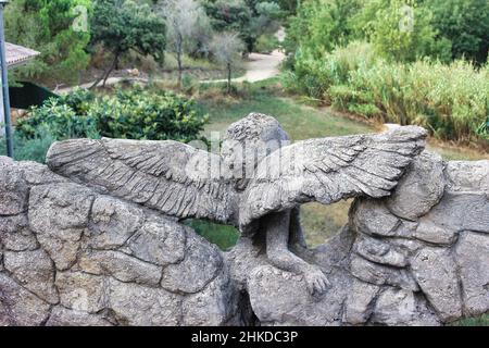 Mittelalterliche Burg von Benedormiens, im Weiler Castell'd'aro, die seit 1041 die Einwohner vor Feinden schützte. Stockfoto