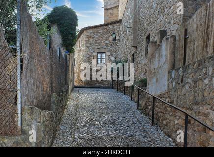 Mittelalterliche Burg von Benedormiens, im Weiler Castell'd'aro, die seit 1041 die Bewohner vor Feinden schützte Stockfoto