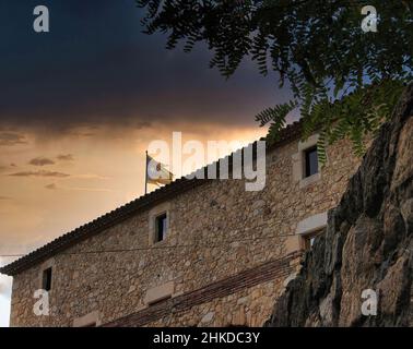 Mittelalterliche Burg von Benedormiens, im Weiler Castell'd'aro, die seit 1041 die Bewohner vor Feinden schützte Stockfoto