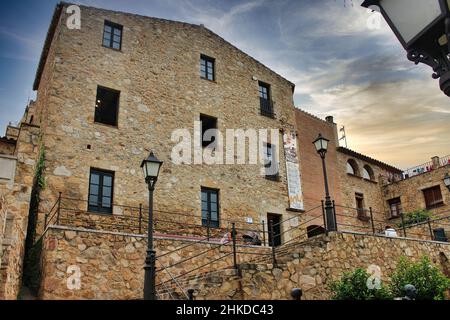 Mittelalterliche Burg von Benedormiens, im Weiler Castell'd'aro, die seit 1041 die Bewohner vor Feinden schützte Stockfoto