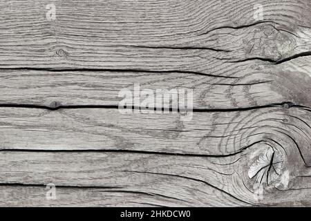 Texturierter Hintergrund aus grauem gesägtem Holz mit Rissen, horizontalen Linien, Draufsicht, Nahaufnahme. Stockfoto