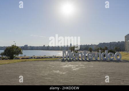 Montevideo, Uruguay - 11th. Januar 2022 - Montevideo Schild am Strand von Pocitos, ein sehr belebte Ort für Touristen in Uruguay. Stockfoto