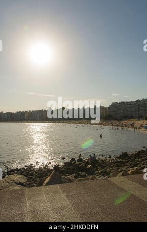 Montevideo, Uruguay - 11th. Januar 2022 - wunderschöner Sonnenuntergang am Strand von Pocitos mit Badegäste an einem Sommertag in Montevideo Uruguay. Stockfoto