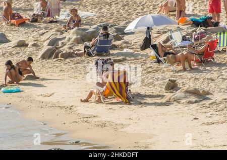 Montevideo, Uruguay - 11th. Januar 2022 - wunderschöner Sonnenuntergang am Strand von Pocitos mit Badegäste an einem Sommertag in Montevideo Uruguay. Stockfoto