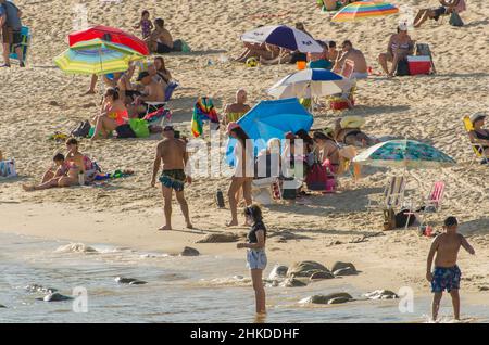 Montevideo, Uruguay - 11th. Januar 2022 - wunderschöner Sonnenuntergang am Strand von Pocitos mit Badegäste an einem Sommertag in Montevideo Uruguay. Stockfoto